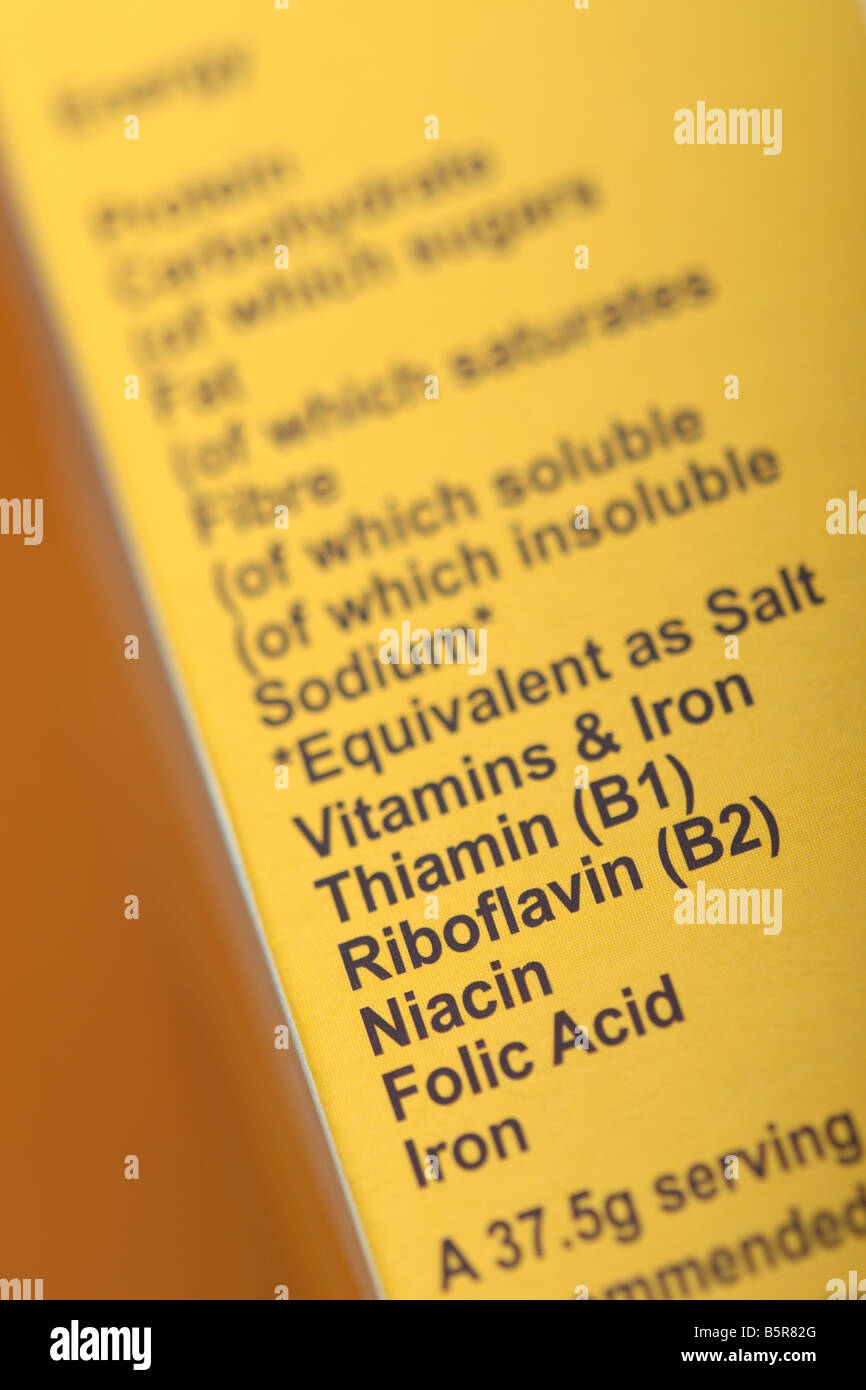 Müsli Essen Paket Ernährung Inhalt Etikett mit Vitamine THiamin-Riboflavin Niacin Folsäure und Eisen Stockfoto