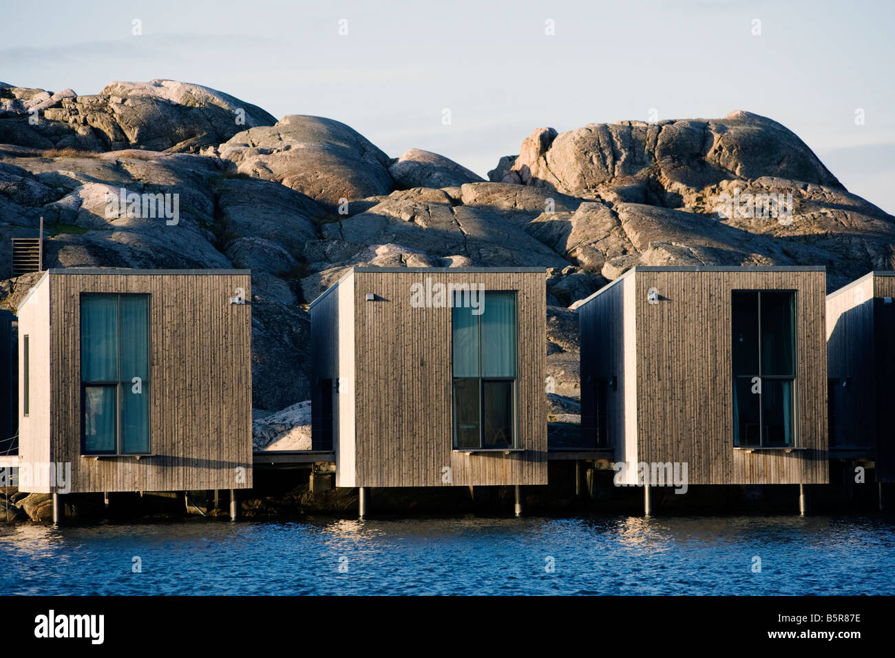 Moderne Ferienhütten aus Holz, die am Meer gegenüber dem Nordic Watercolor Museum in Skarhamn an der Bohuslan-Küste in Schweden errichtet wurden Stockfoto