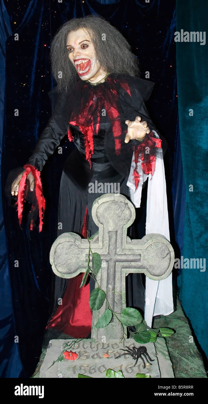 Der Vampir die Frau den Vampir über einem Grab eine Wachsfigur Stockfoto