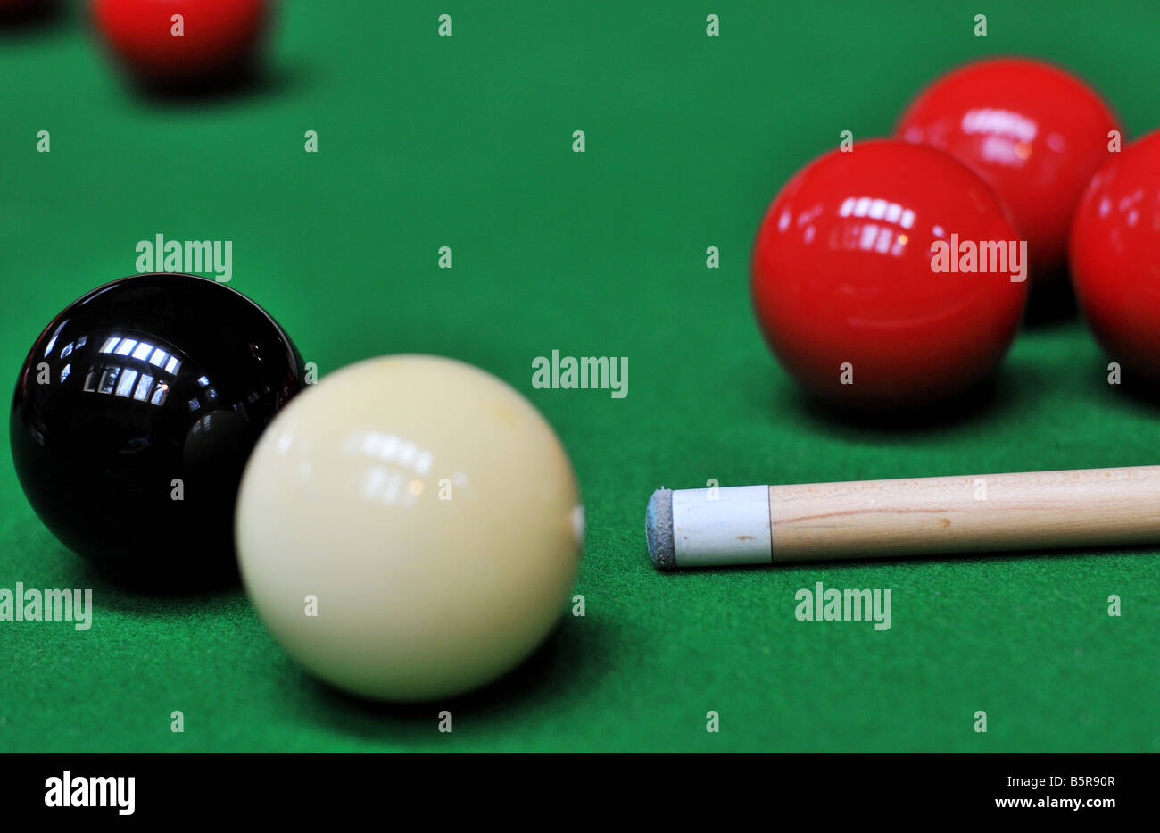 Pool-Billard-Kugeln aufgereiht, die weiße Kugel hinter die schwarze Kugel,  die grünen Filz wie ein Teppich Gras gesnookert Stockfotografie - Alamy