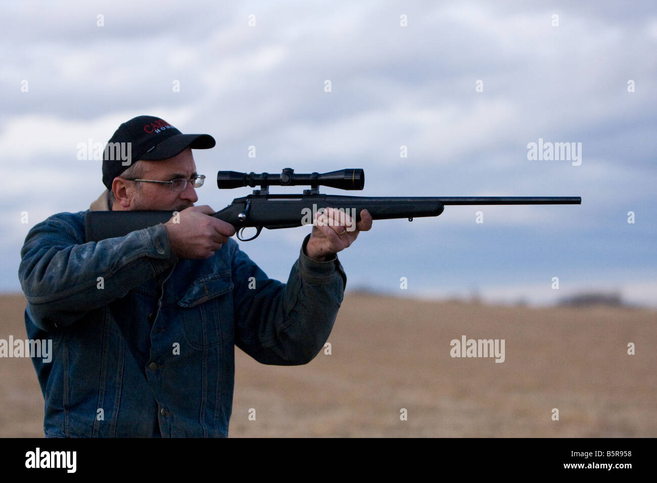 Mann in ein Feld ein 222 Gewehr schießen. Stockfoto