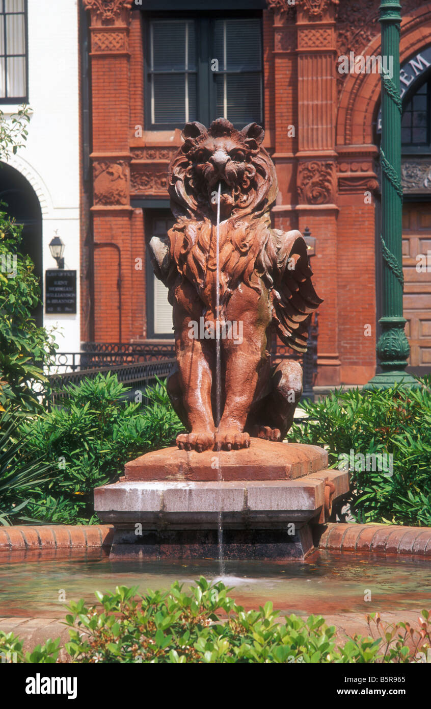 Löwenbrunnen aus rotem Sandstein, vor der Baumwollbörse geschnitzt Faktoren gehen, Savannah, GA Stockfoto