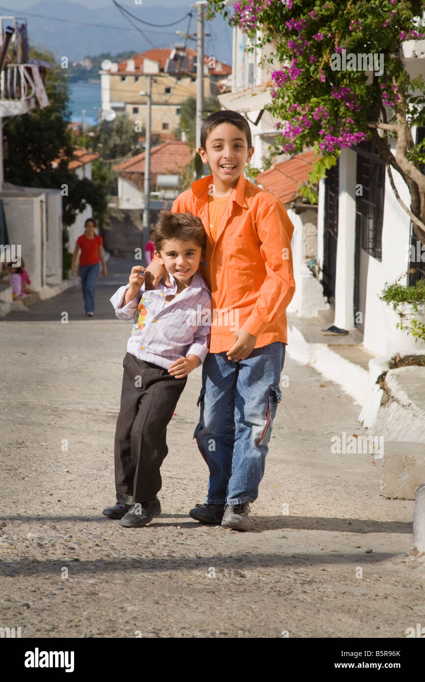 Zwei türkische Jungs lächelnd in die Kamera in einer Straße in Fethiye Türkei. Stockfoto