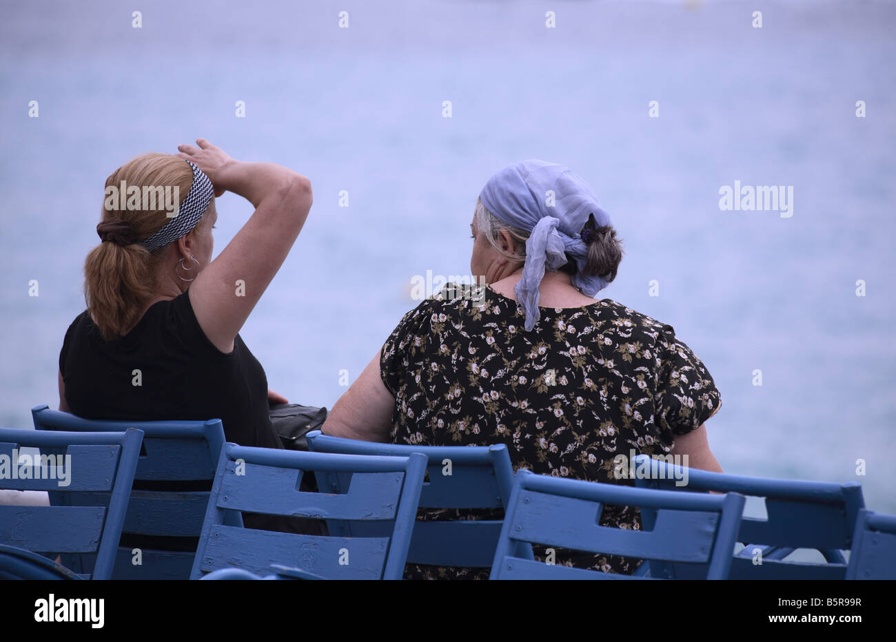 Zwei Damen Gefühl der Wärme, ruht auf einer Bank in Nizza, Frankreich Stockfoto