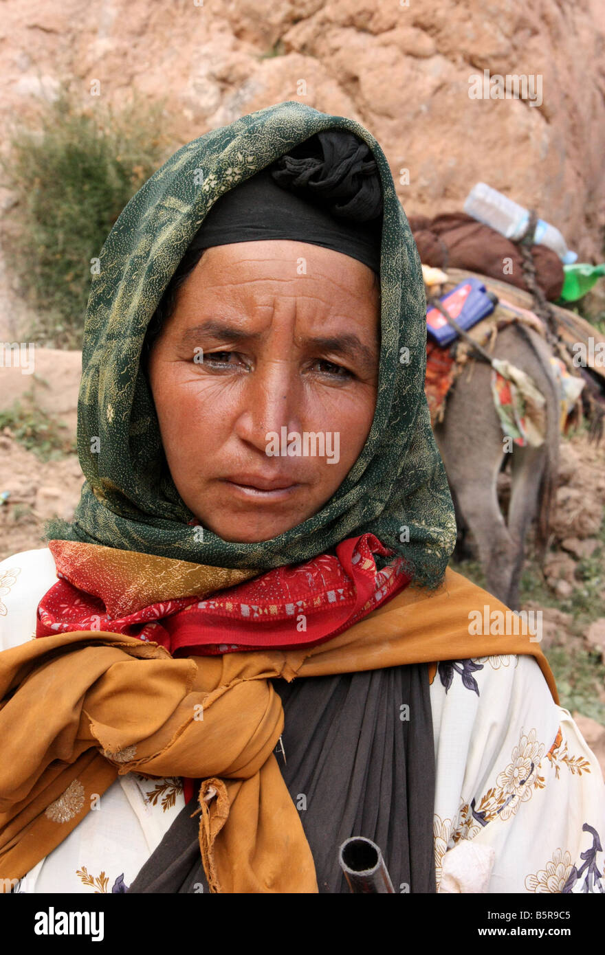 Nomad Berber-Frau in traditioneller Kleidung hoch im Atlasgebirge in Marokko Stockfoto