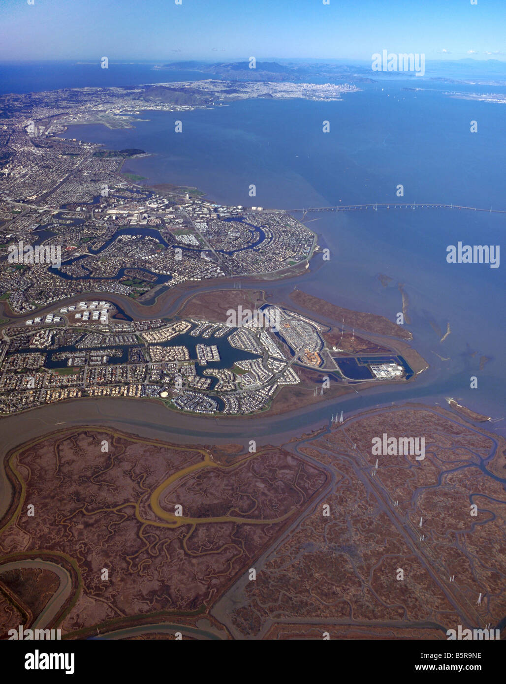 Luftaufnahme über Bair Insel Gezeiten-Marsh Feuchtgebiete Bucht von San Francisco Redwood Shores und Foster City; San Francisco-Hintergrund Stockfoto