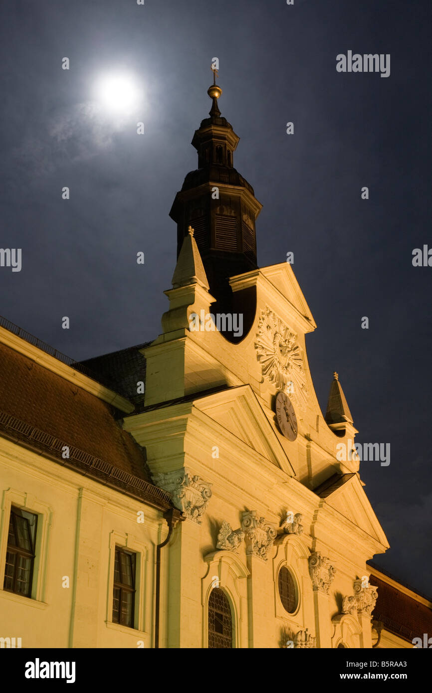 Kirche und Mond Stockfoto