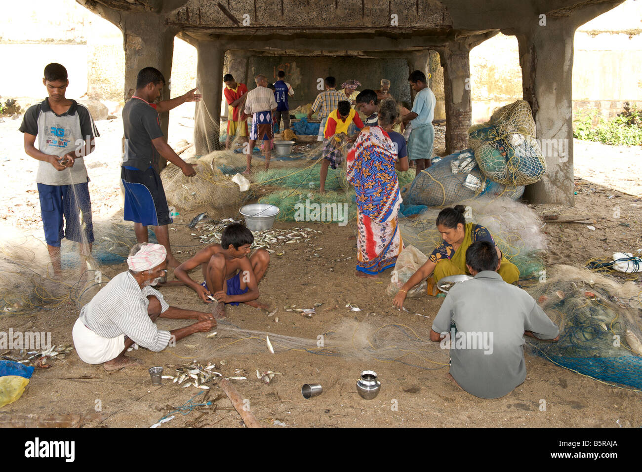 Indische Fischer unter dem Pier in Pondicherry, Indien. Stockfoto