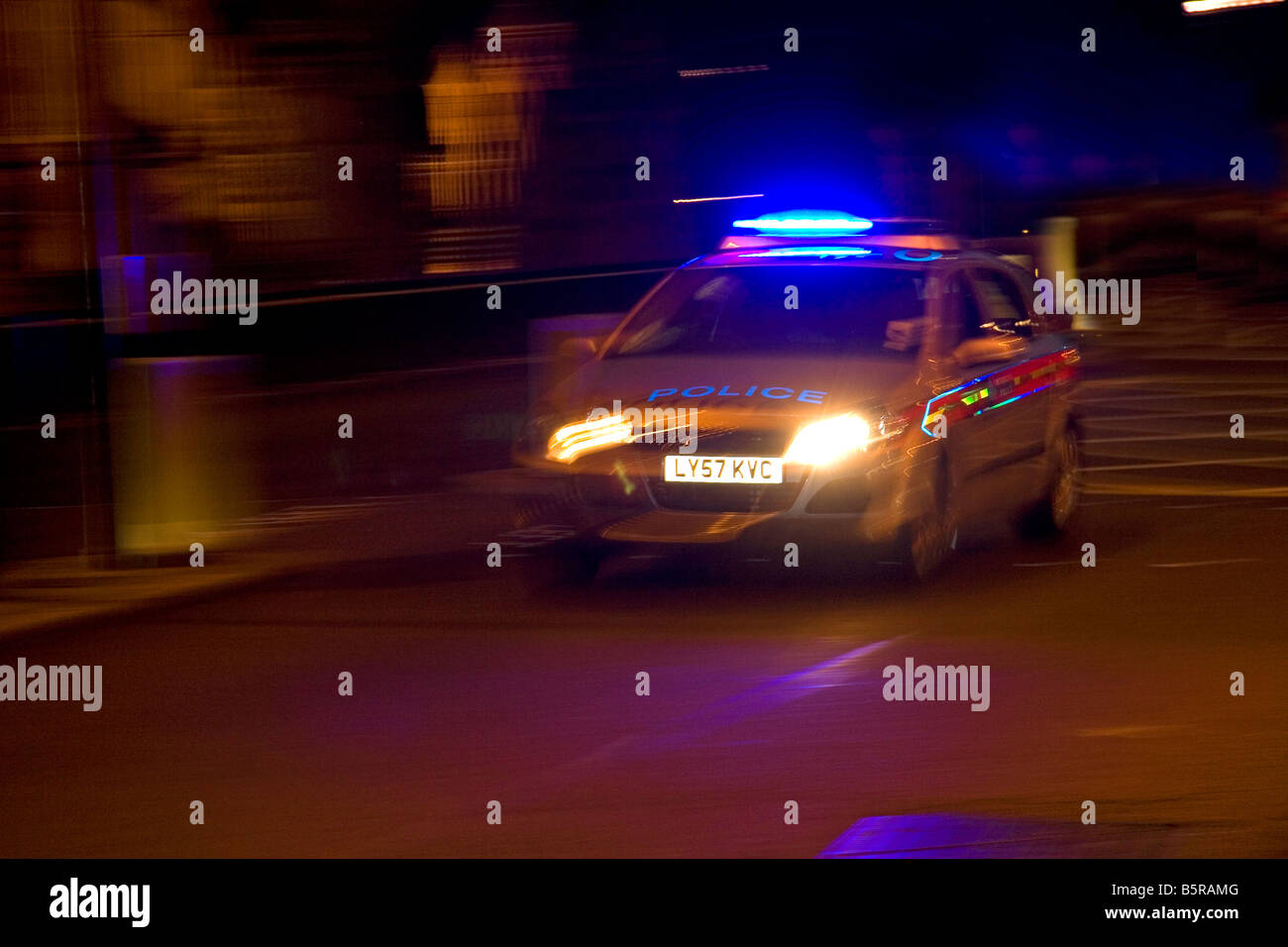 Polizei-Auto in Bewegung in der Nacht in London England Stockfoto