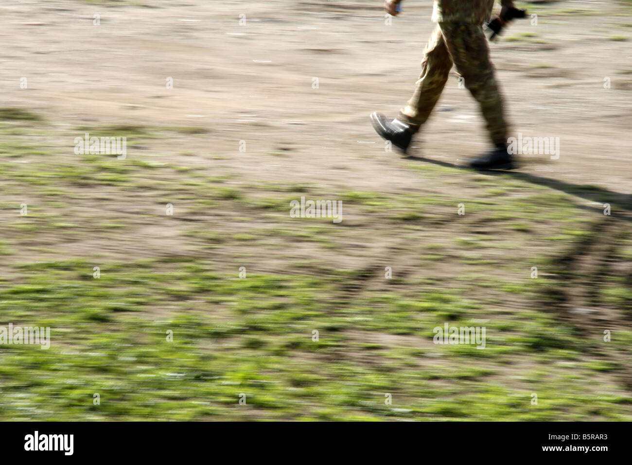 ein einzelner Soldat Füße auf Schlachtfeld marschieren Stockfoto