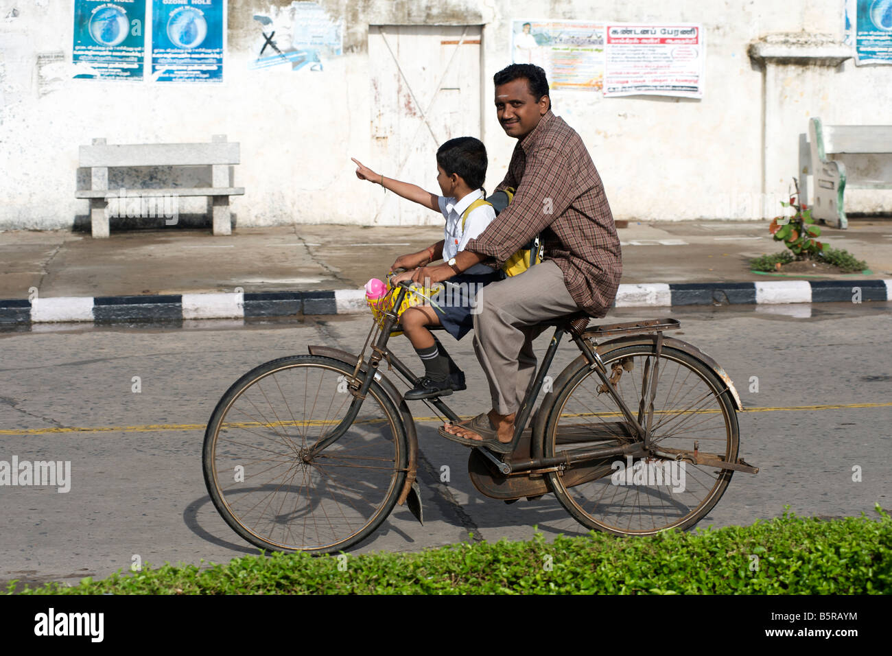 Radfahrer und Kind an der Uferpromenade in Pondicherry, Indien. Stockfoto