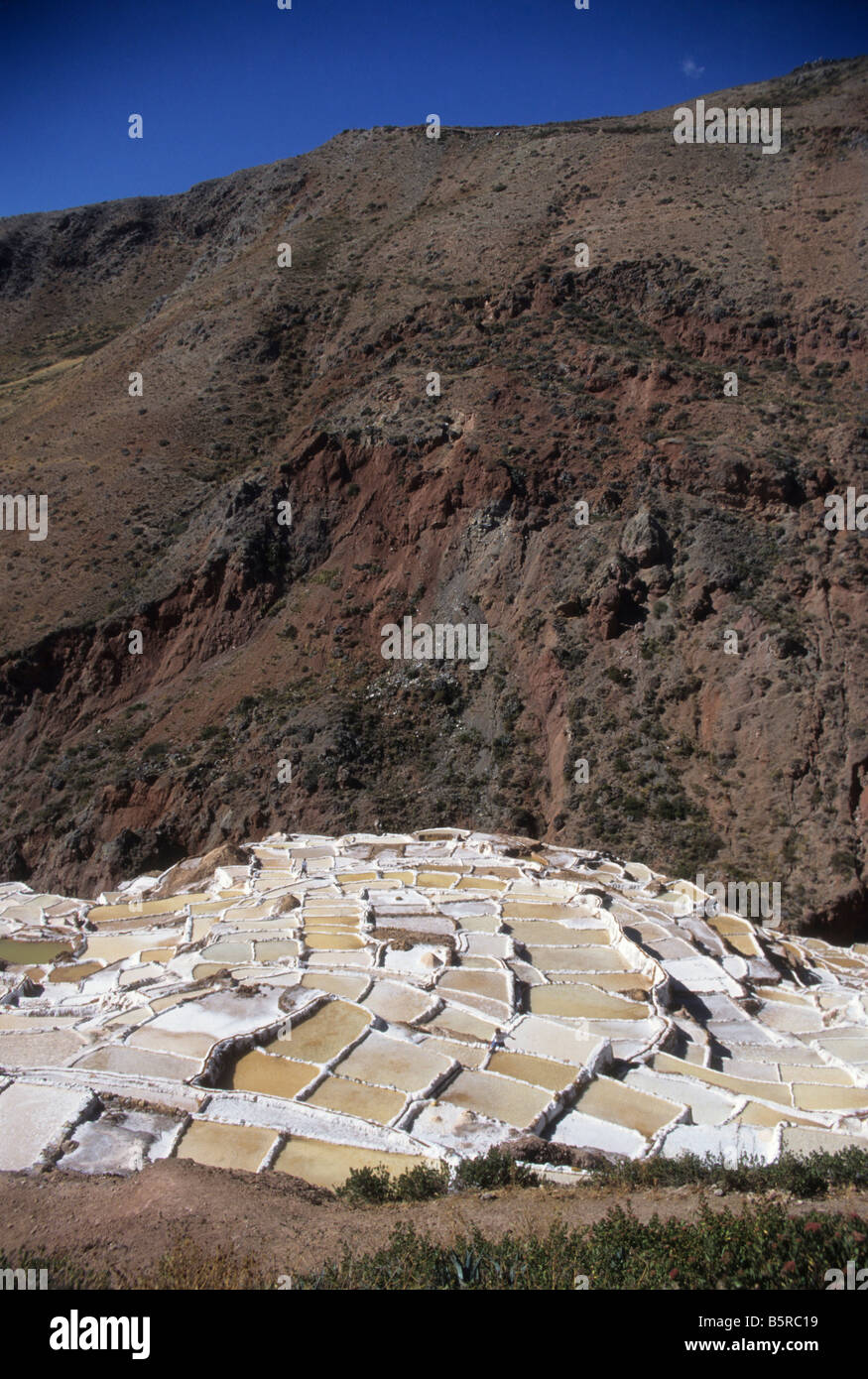 Blick auf die Salineras Inka-Salzterrassen in Maras, Heiliges Tal, Cusco Region, Peru Stockfoto
