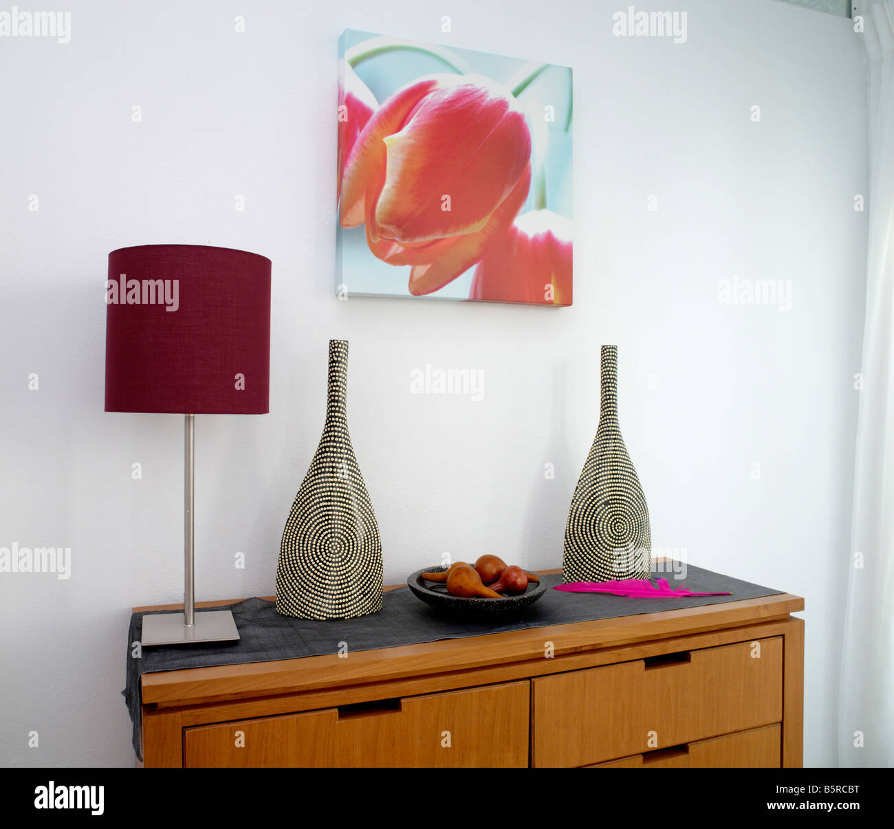 Sideboard mit Schubladen an dem Stand zwei Vasen und Lampen Stockfoto