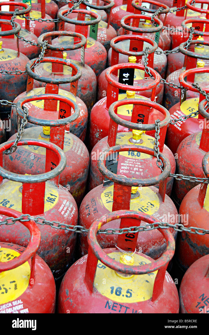 Gasflaschen (LPG) gehalten in Folge Stockfoto