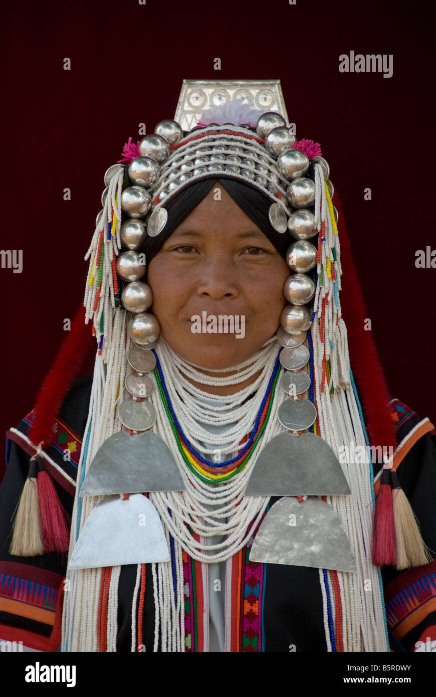 Traditionell gekleidete Akha Hügel Stamm Frau in einem Dorf im Norden Thailands Stockfoto