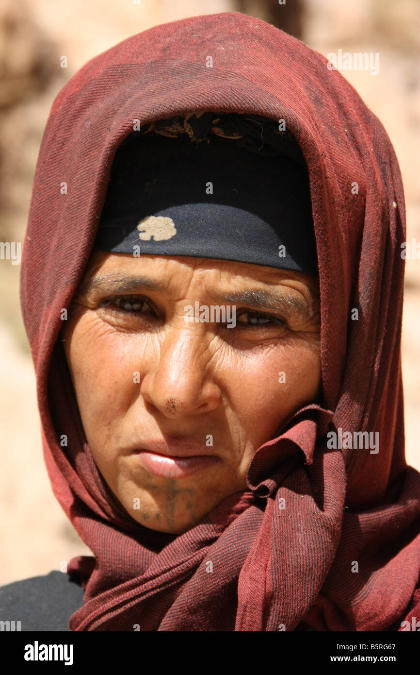 Nomad Berber-Frau in traditioneller Kleidung hoch im Atlasgebirge in Marokko Stockfoto