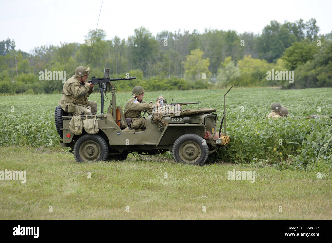 Soldaten in einem Jeep mit einem Maschinengewehr montiert auf sie im zweiten Weltkrieg Reenactment in Bellville, Michigan Stockfoto