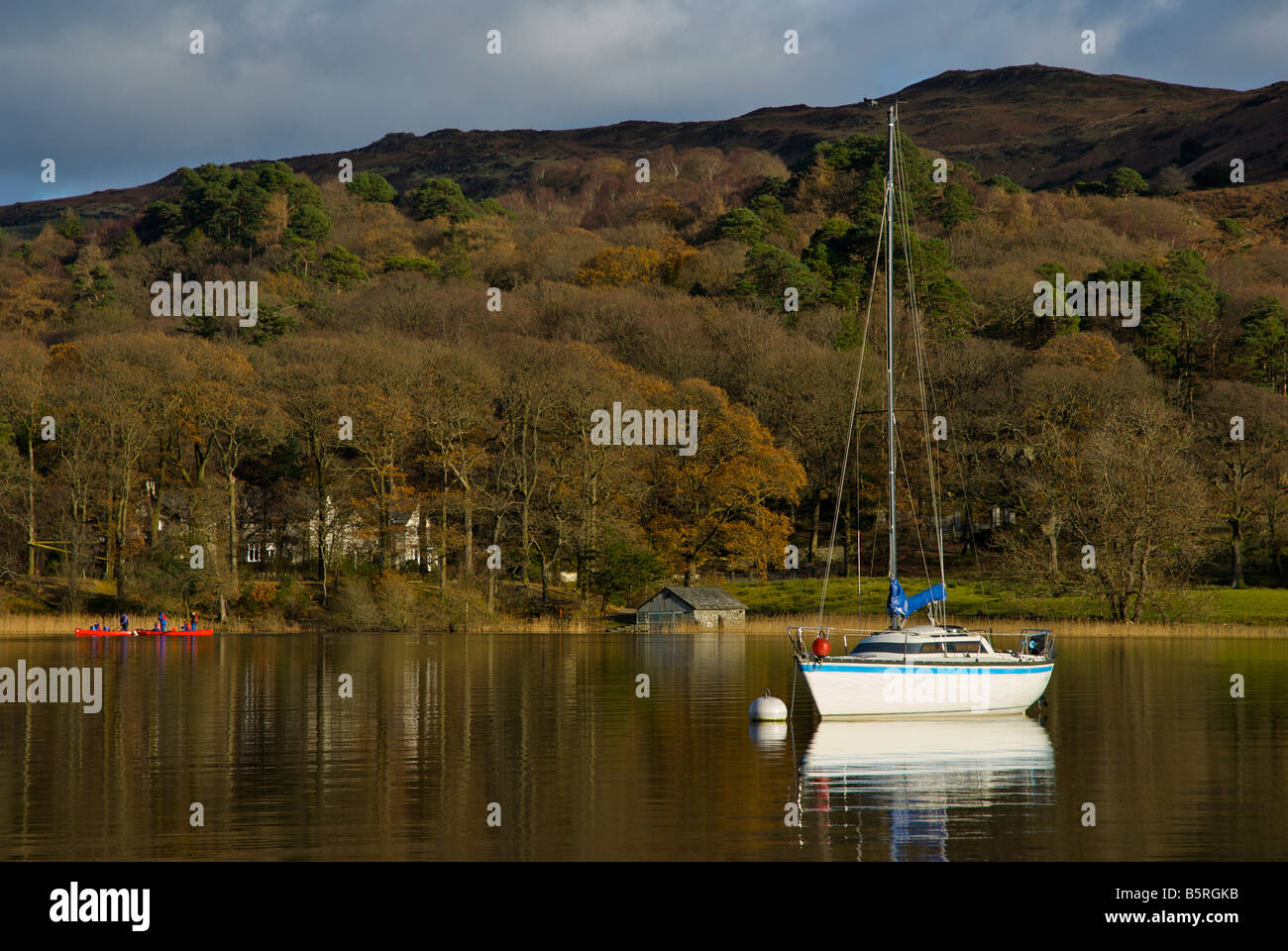 Yacht vor Anker in den südlichen Ausläufern der See Coniston Water Park im freien Bildungszentrum im Hintergrund, Lake District UK Stockfoto