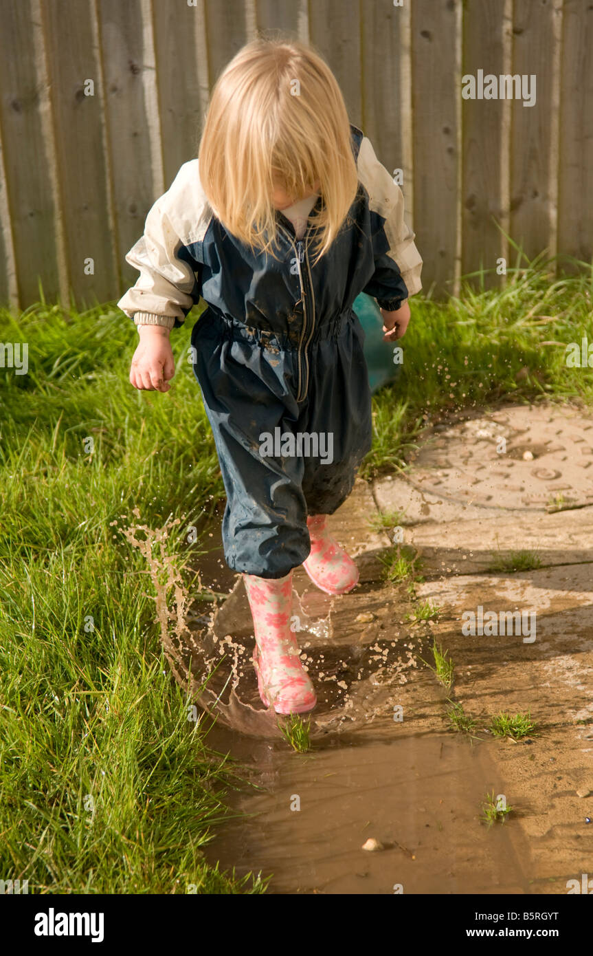 Mädchen trägt gummistiefel -Fotos und -Bildmaterial in hoher Auflösung –  Alamy