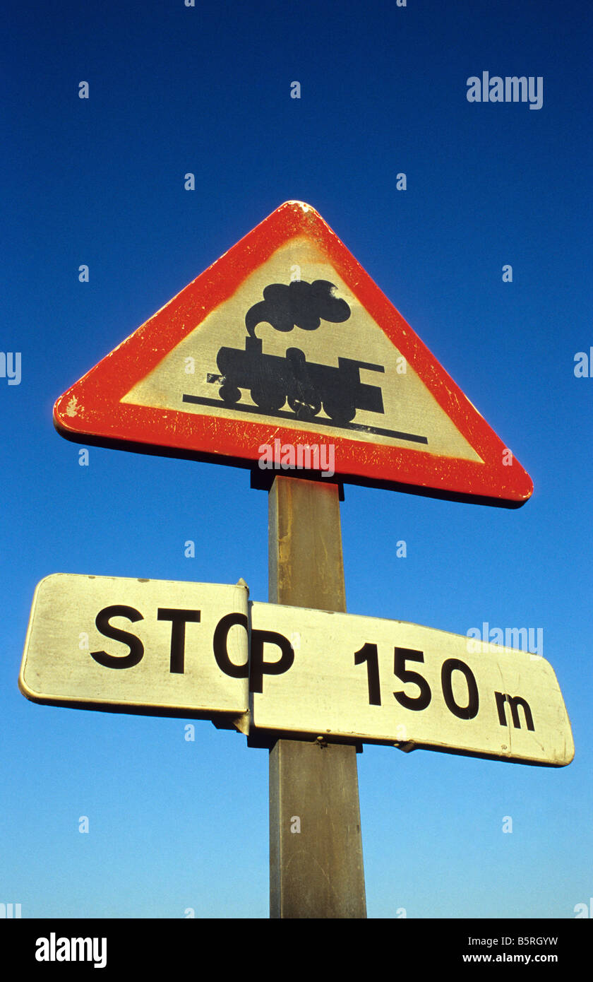 Alte Straße Zeichen Schiene / Straße überqueren Warnung - Sud-Touraine, Frankreich. Stockfoto