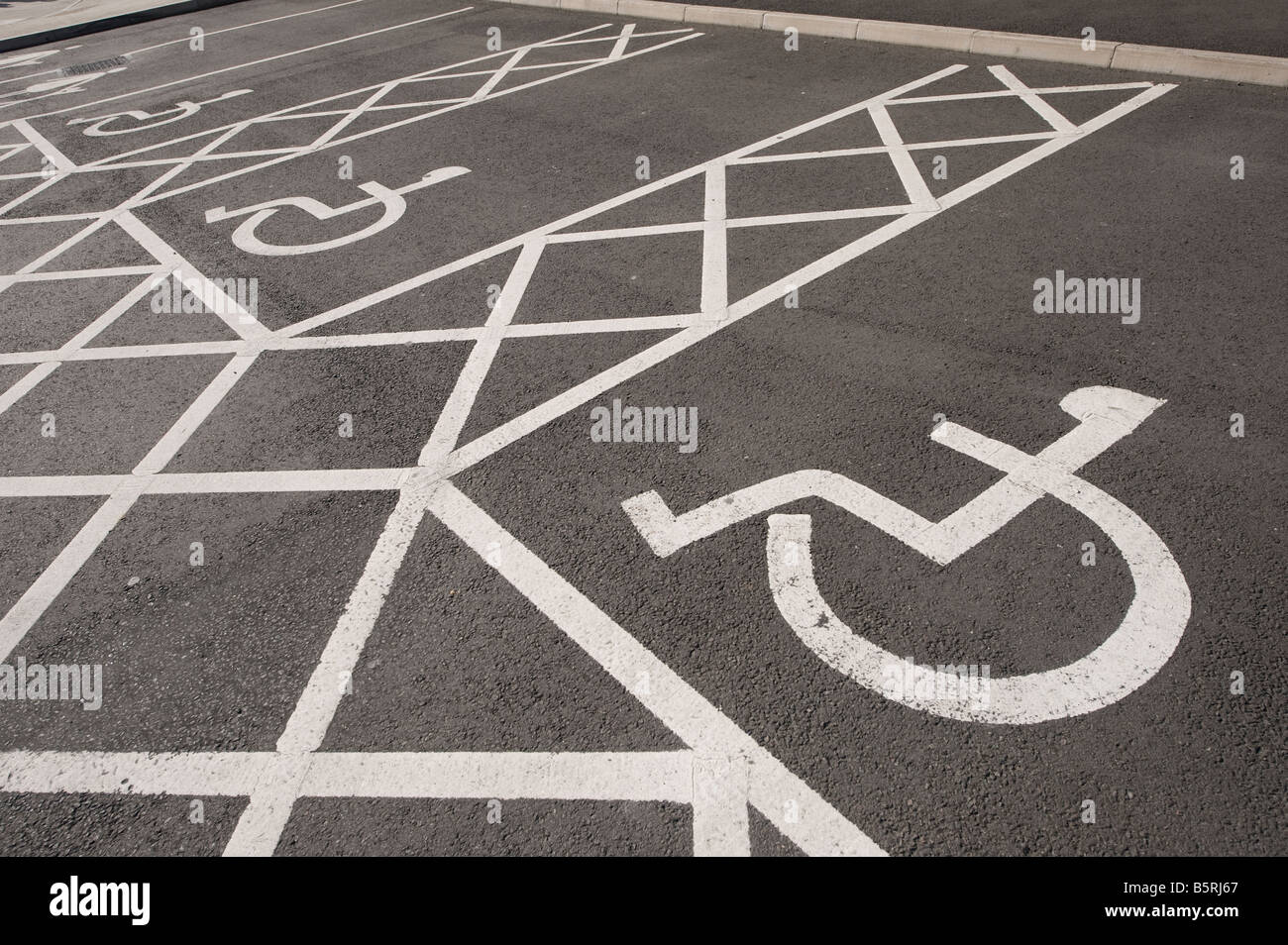 Leere Parkplätze reserviert für behinderte Autofahrer Autos auf einem Parkplatz im Vereinigten Königreich Stockfoto