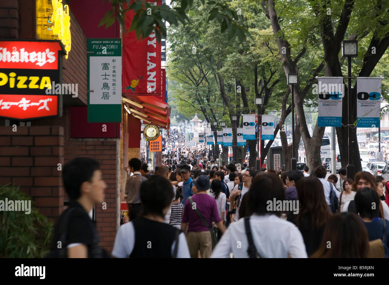 Massen auf Omotesando Dori Stockfoto