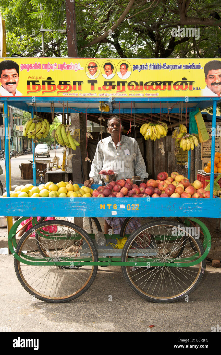 Obstverkäufer am Gingee Salai Markt in Pondicherry, Indien Stockfoto