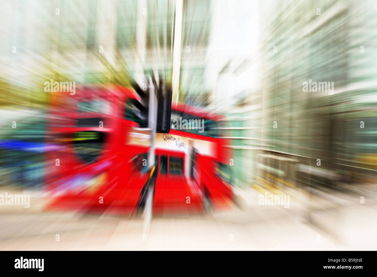 Zoom-Burst-Bus für den dramatischen Effekt angewendet Stockfoto