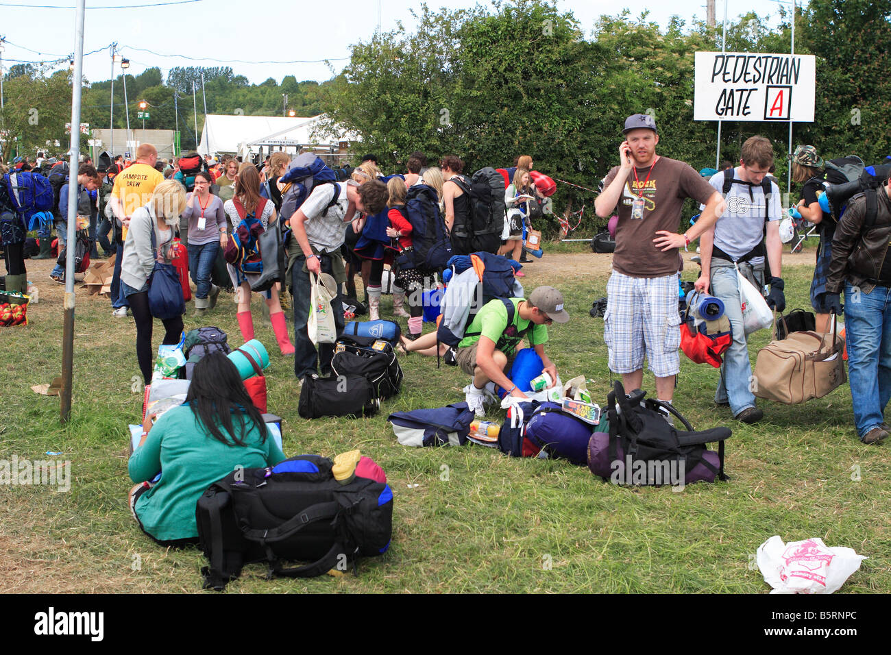 Glastonbury Festival Juni 2008 Festivalbesucher fans erste Tag Ankunft mit Rucksäcken und Taschen, wie sie vor Ort ankommen Stockfoto