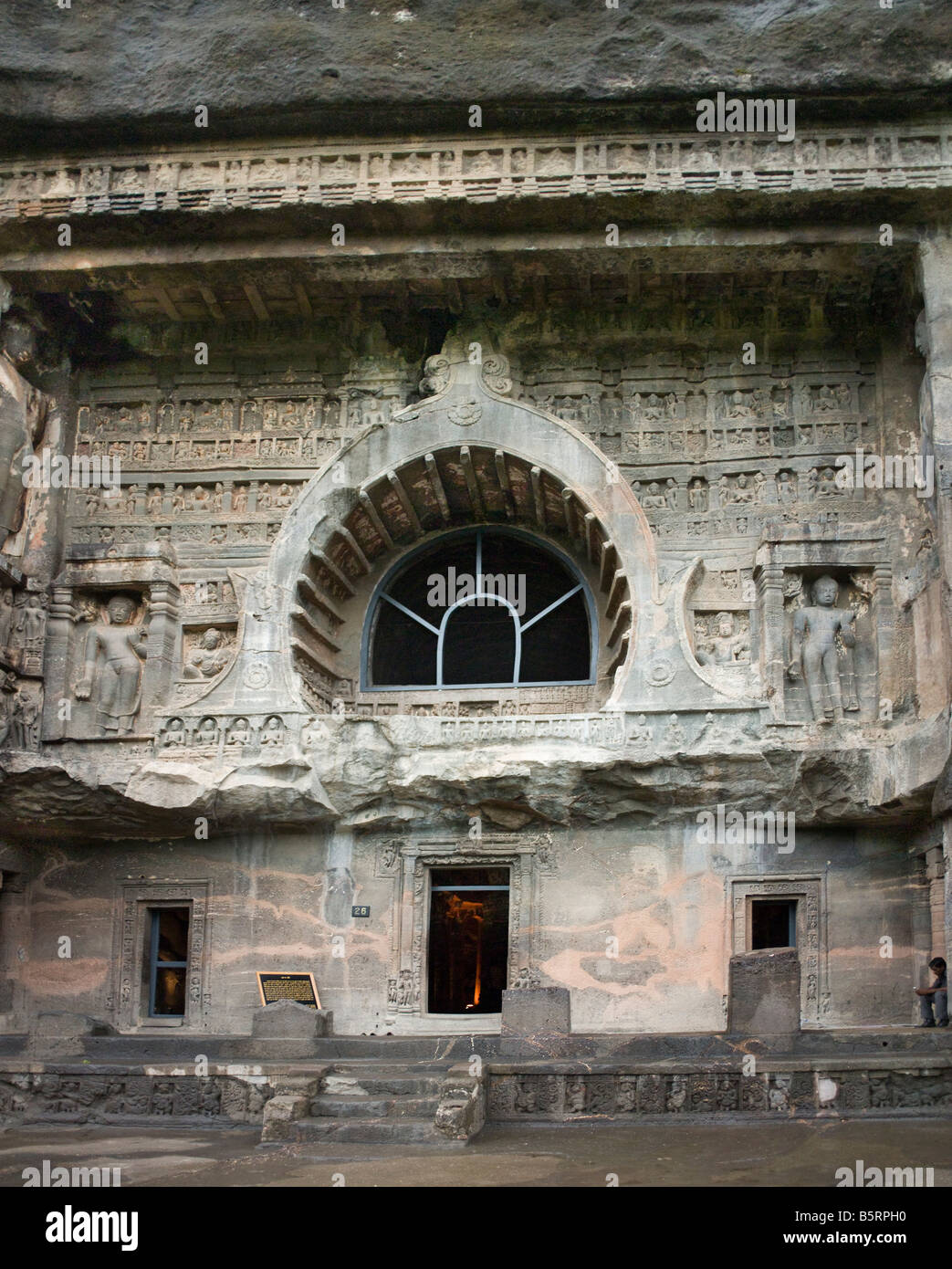 Ajanta India. Höhle 26 außen mit hufeisenförmigen Fenster der Halle oder Chaitya Griha Gebet Stockfoto