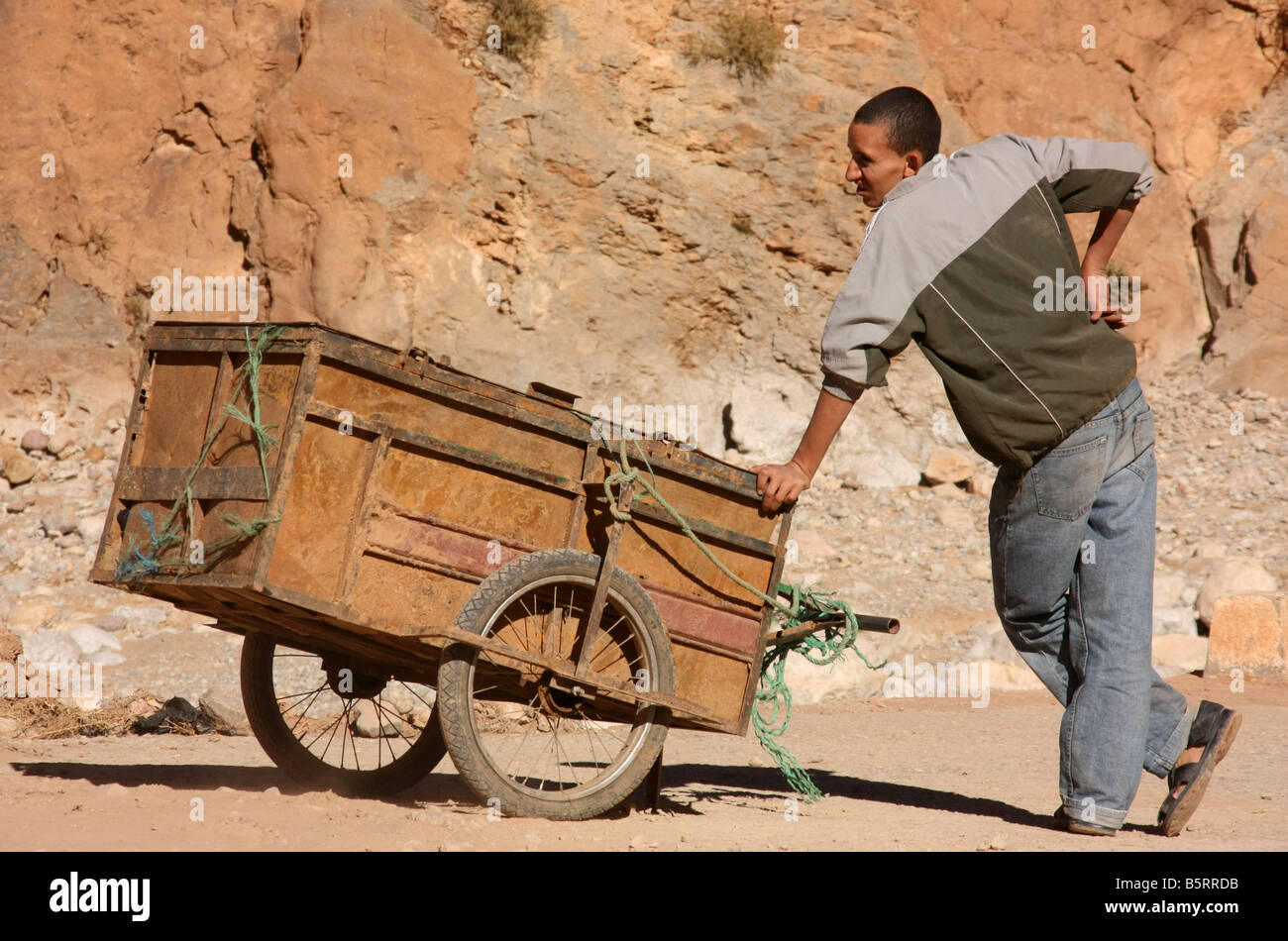 Barrow-Boy in Ruhe am Todres Schlucht im Atlas-Gebirge in Marokko Stockfoto