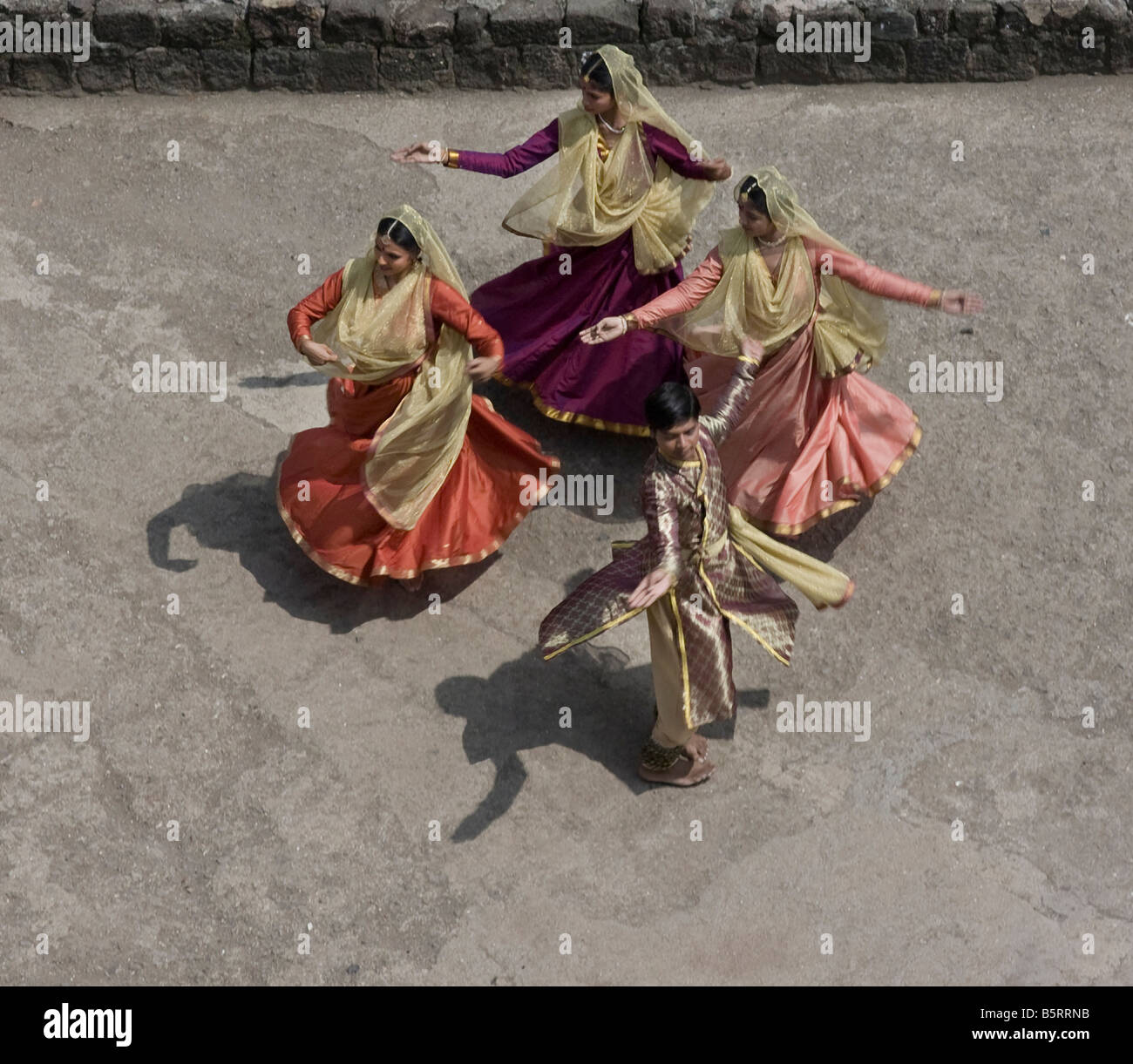 Daulatabad Fort Indien klassischen indischen Tanz, ein Rüde und drei Tänzerinnen Stockfoto