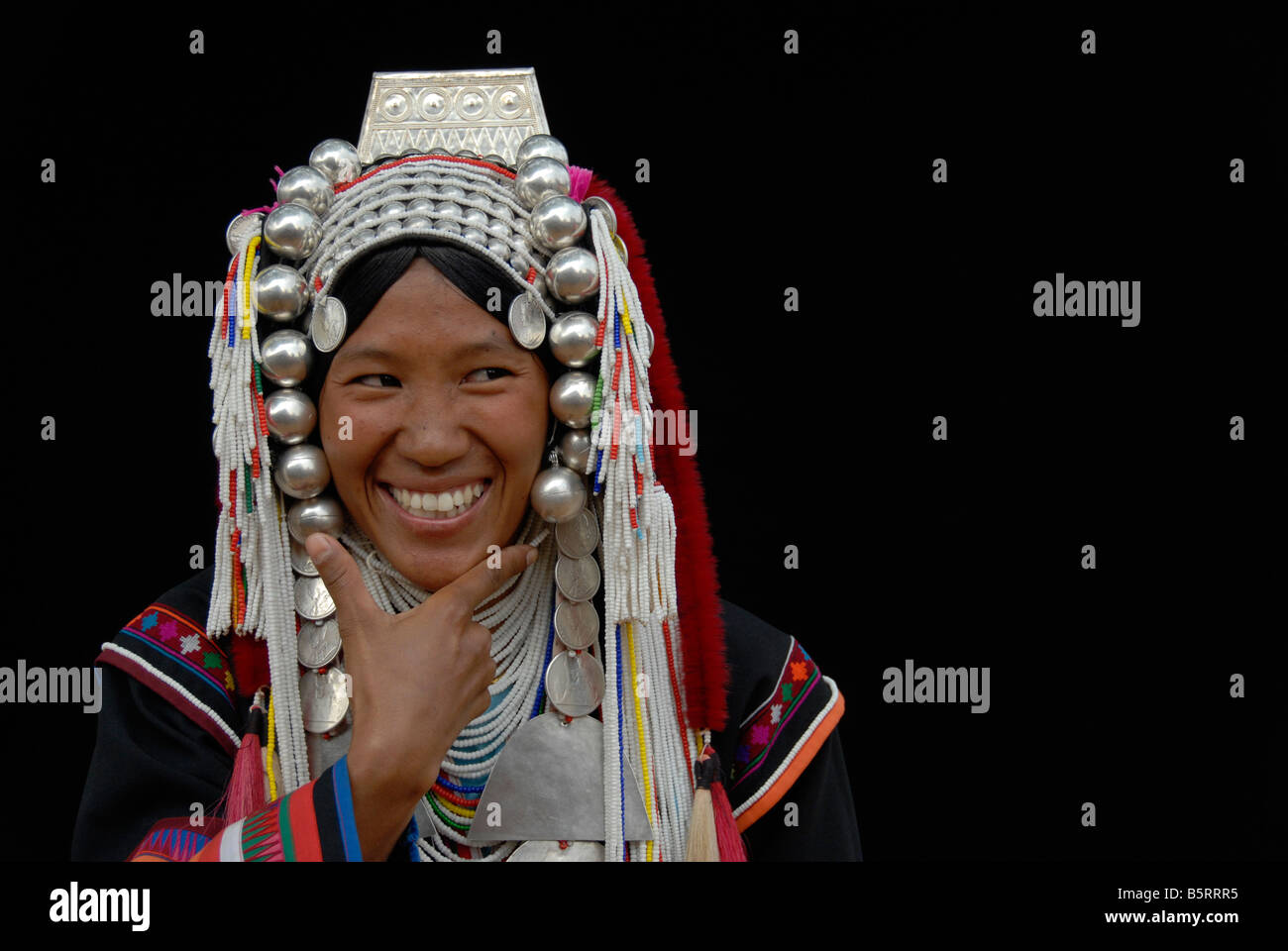 Traditionell gekleidete Akha Hügel Stamm Frau in einem Dorf im Norden Thailands Stockfoto