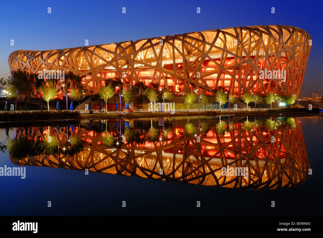 Die Olympischen Nationalstadion Peking bei Einbruch der Dunkelheit beleuchtet. Stockfoto