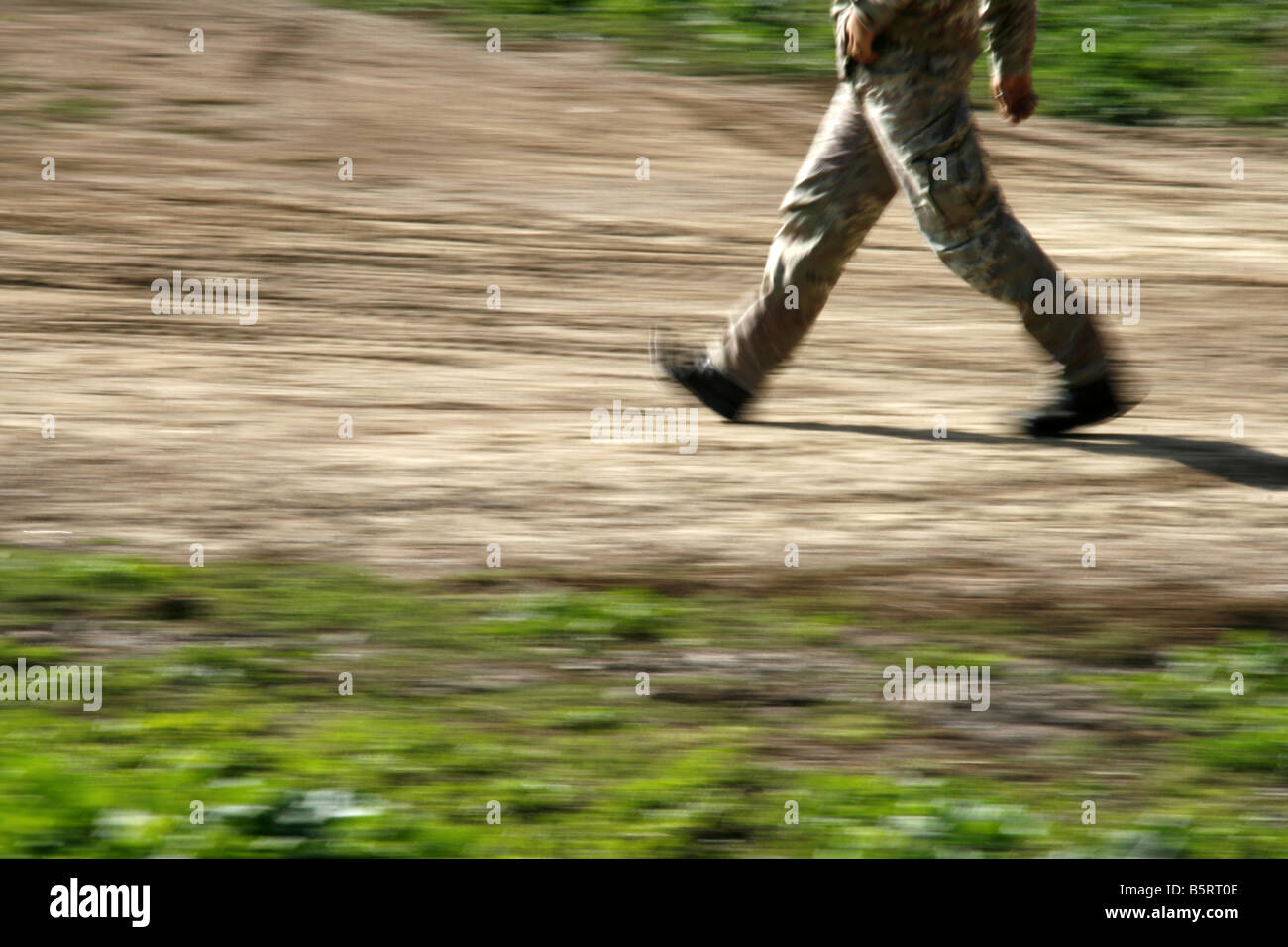 ein einzelner Soldat Füße auf Schlachtfeld marschieren Stockfoto