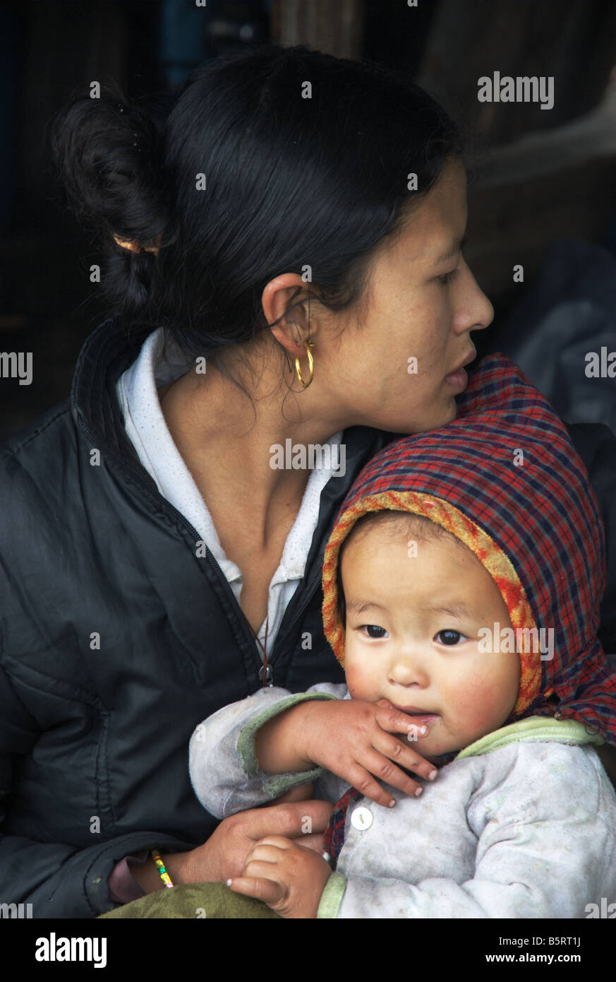 Sherpa-Mutter und Tochter, Daldung Danda, Rolwaling Region, Nepal Stockfoto