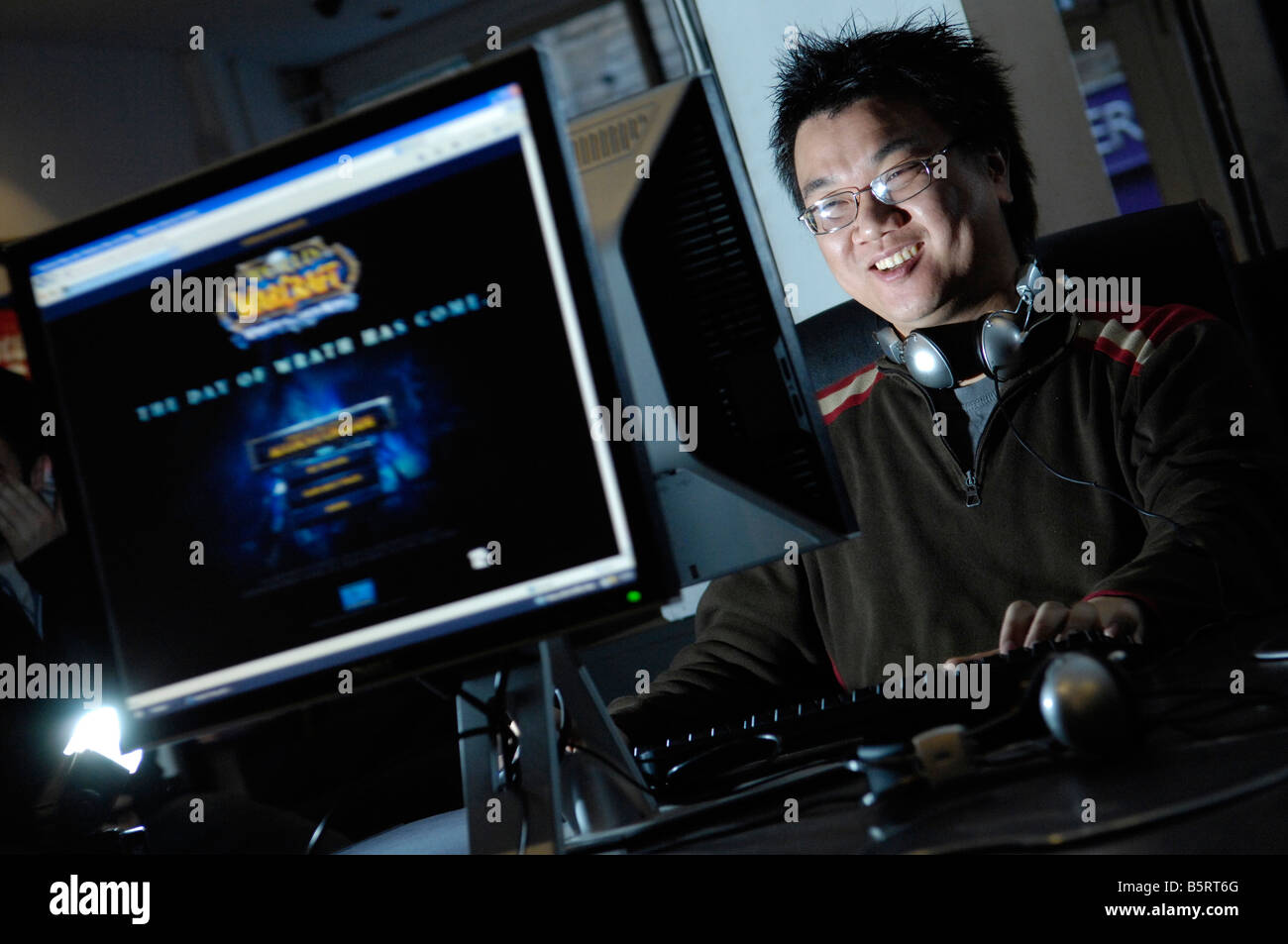 Mann, die Online-Version von World of Warcraft Online-Computerspiel Stockfoto