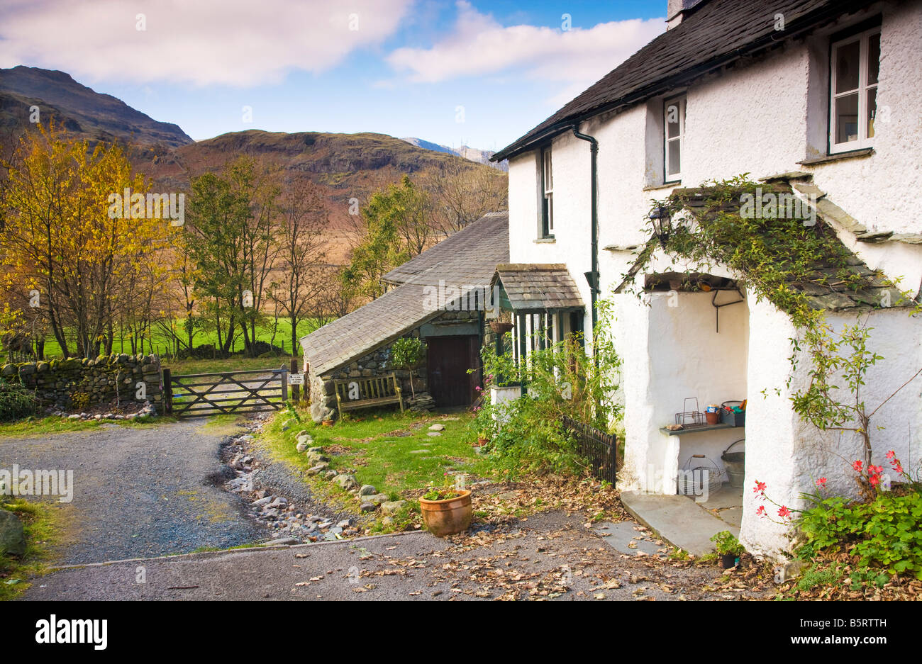 Weiß getünchten Häuschen Bauernhaus im Lake District National Park, Cumbria, England, UK im Herbst Stockfoto