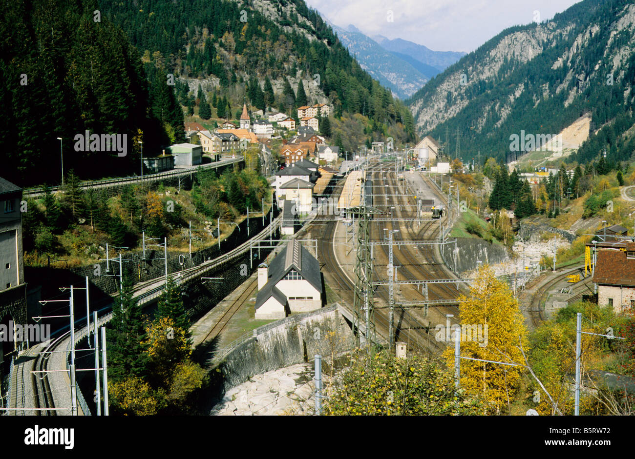 Göschenen, Schweiz, anzeigen Nord auf der Nordrampe des Gotthardpasses mit  Bahnhof im Mittelgrund Stockfotografie - Alamy