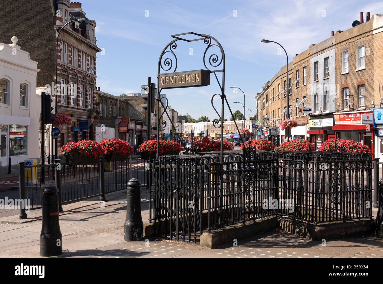 Öffentliche Toiletten auf einer Verkehrsinsel in New Cross Gate, London Stockfoto