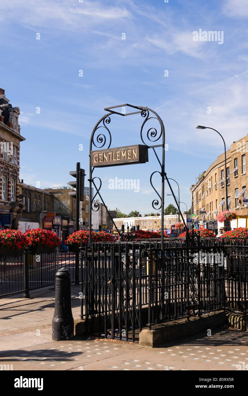 Öffentliche Toiletten auf einer Verkehrsinsel in New Cross Gate, London Stockfoto