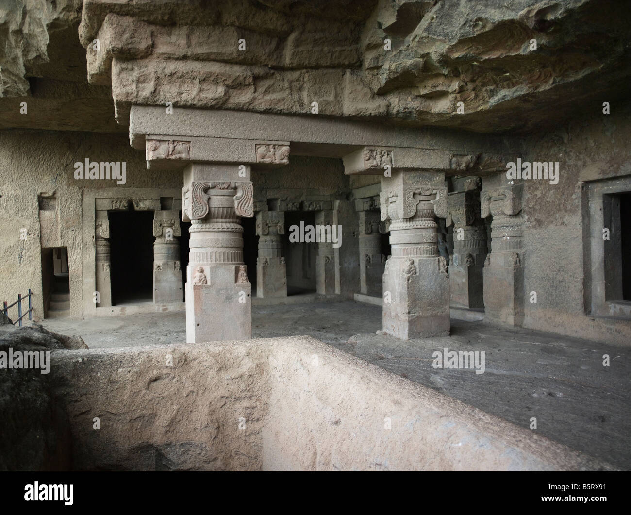 Ellora Indien Höhle 9 Obergeschoss Säulen und Kapitelle Hindu-Tempel Stockfoto