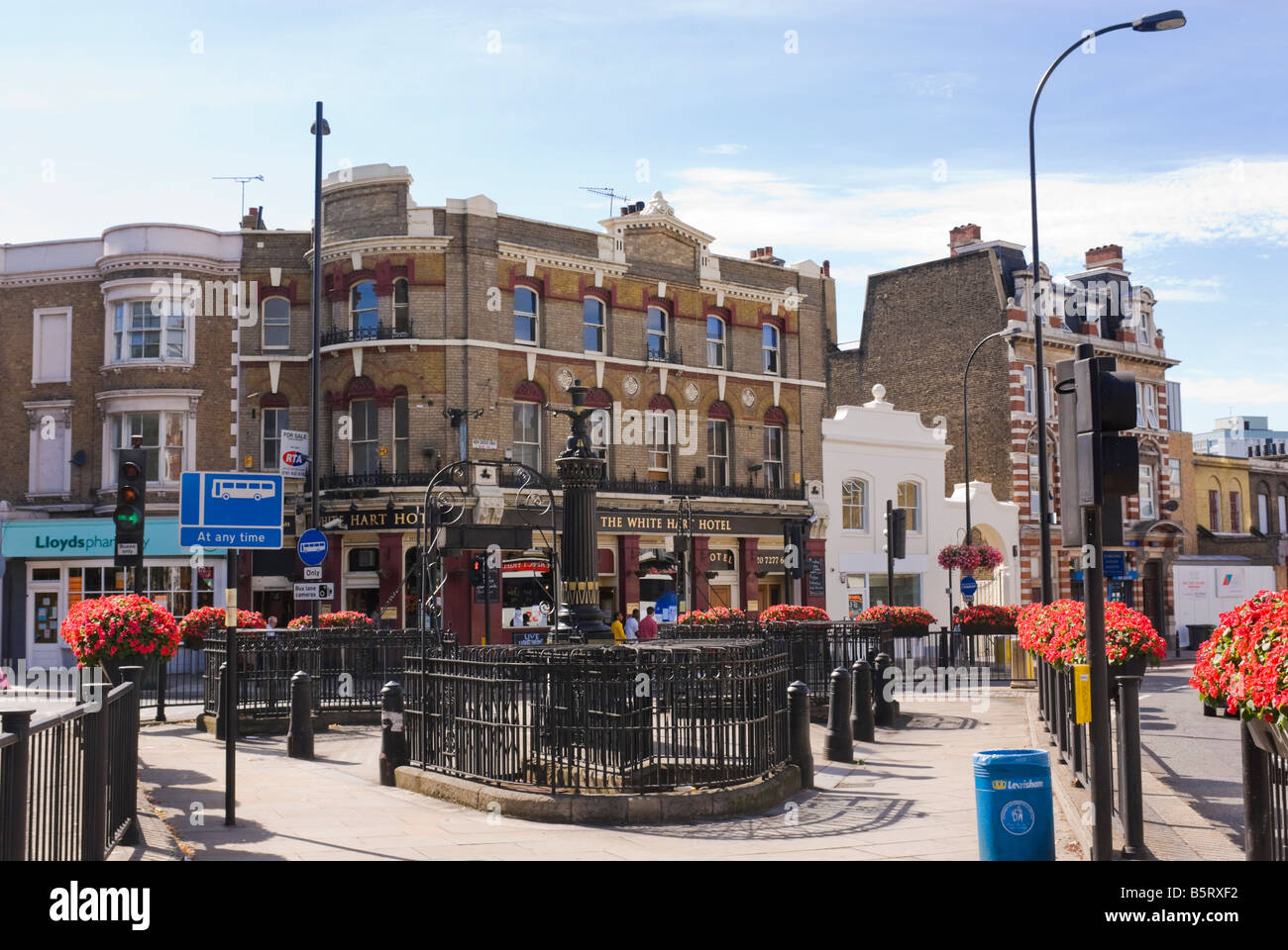 Verkehrsinsel in New Cross Gate, London Stockfoto