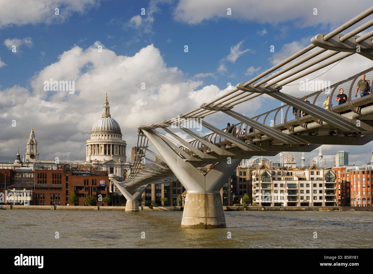 UK-London-St Pauls Cathedral und der Millennium Bridge über die Themse angesehen Stockfoto