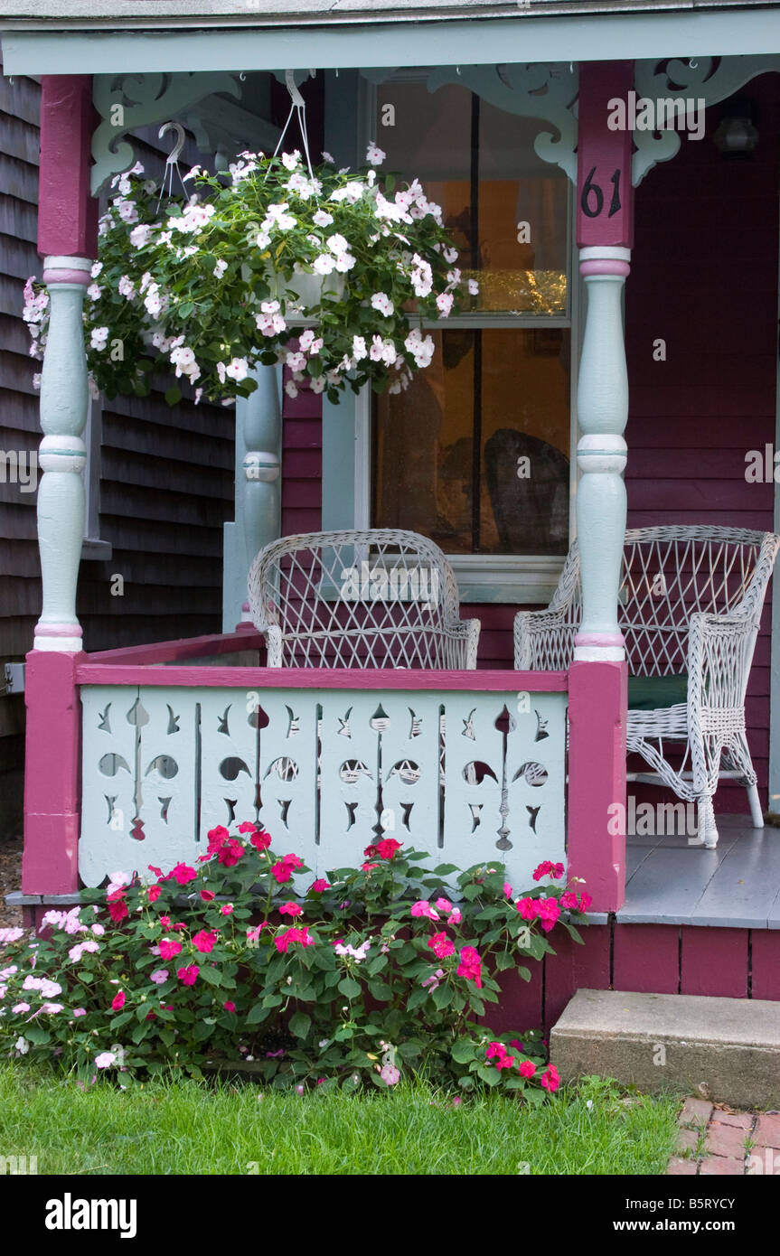 Veranda für ein Lebkuchenhaus in Oak Bluffs, Martha's Vineyard. Stockfoto