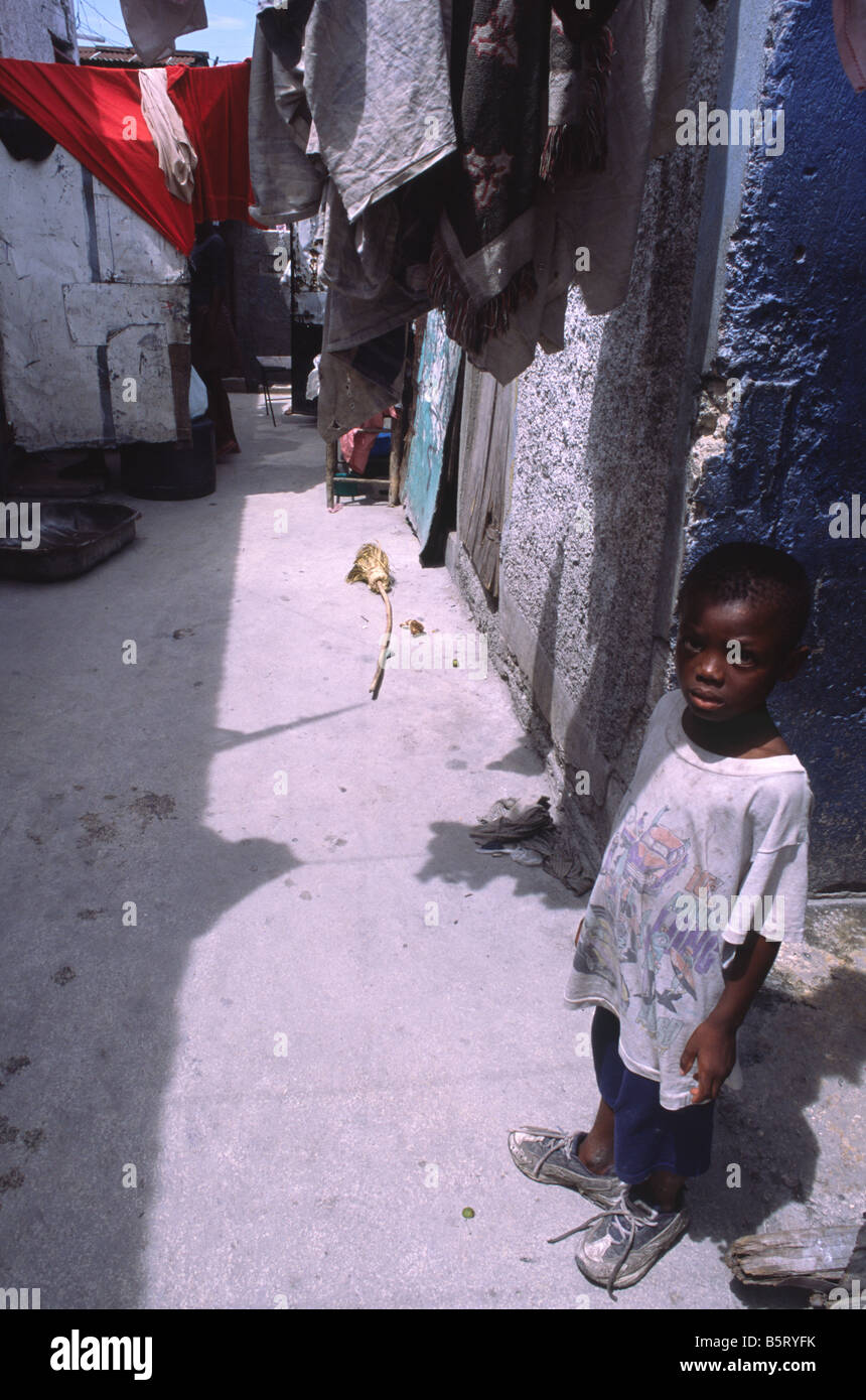 Leben auf der Straße in der Mitte ein Bidonville oder Slum in Port au Prince Haiti Stockfoto