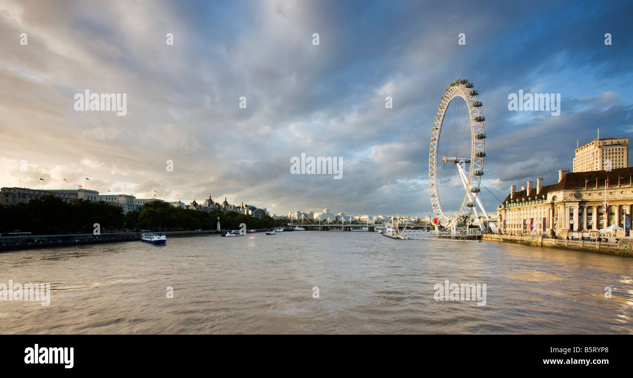 UK London Eye und London County Hall betrachtet über die Themse Stockfoto
