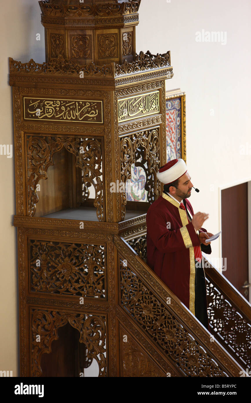 Merkez Moschee in Duisburg-Marxloh. Größte Moschee Deutschlands. Freitagsgebet Stockfoto