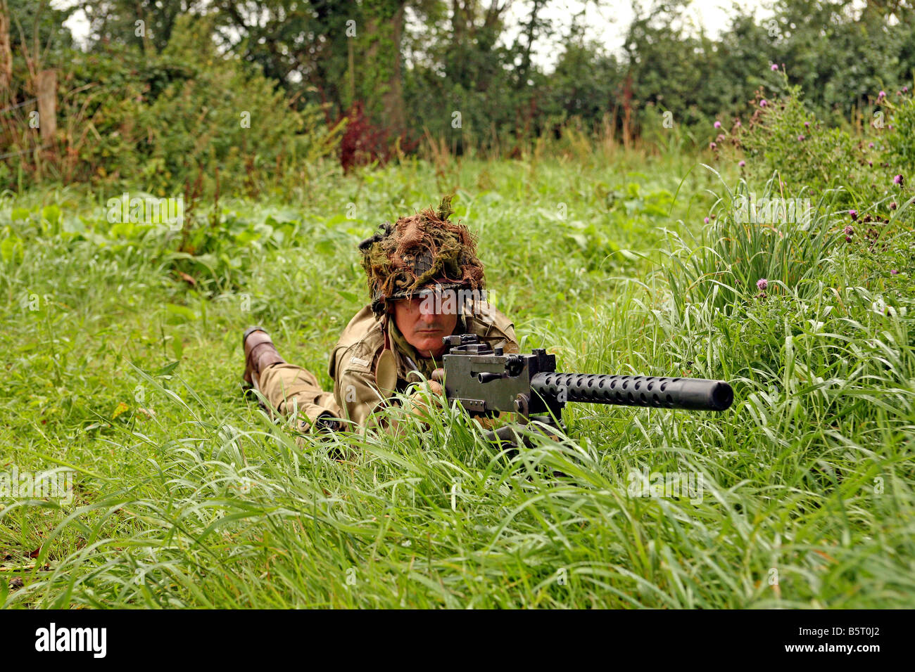 ein Schauspieler verkleidet als ein D-Day-US 101st airborne Fallschirmjäger in der Nähe von Brecourt Manor, Normandie, Frankreich. Stockfoto