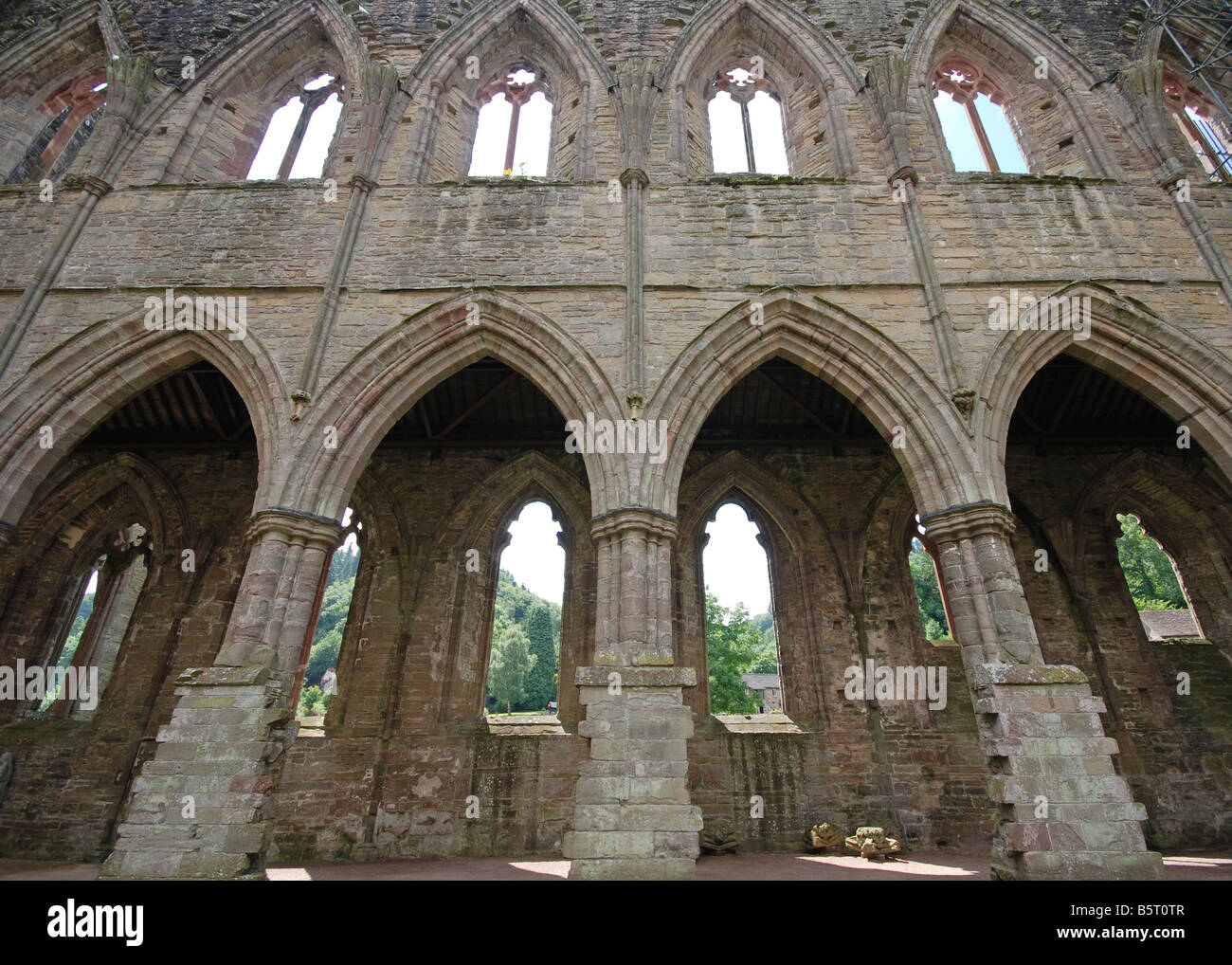 Ruinen von Tintern Abbey gegründet von den Zisterziensermönchen, Verlegung in das Angiddy-Tal an der Seite des Flusses Wye Stockfoto
